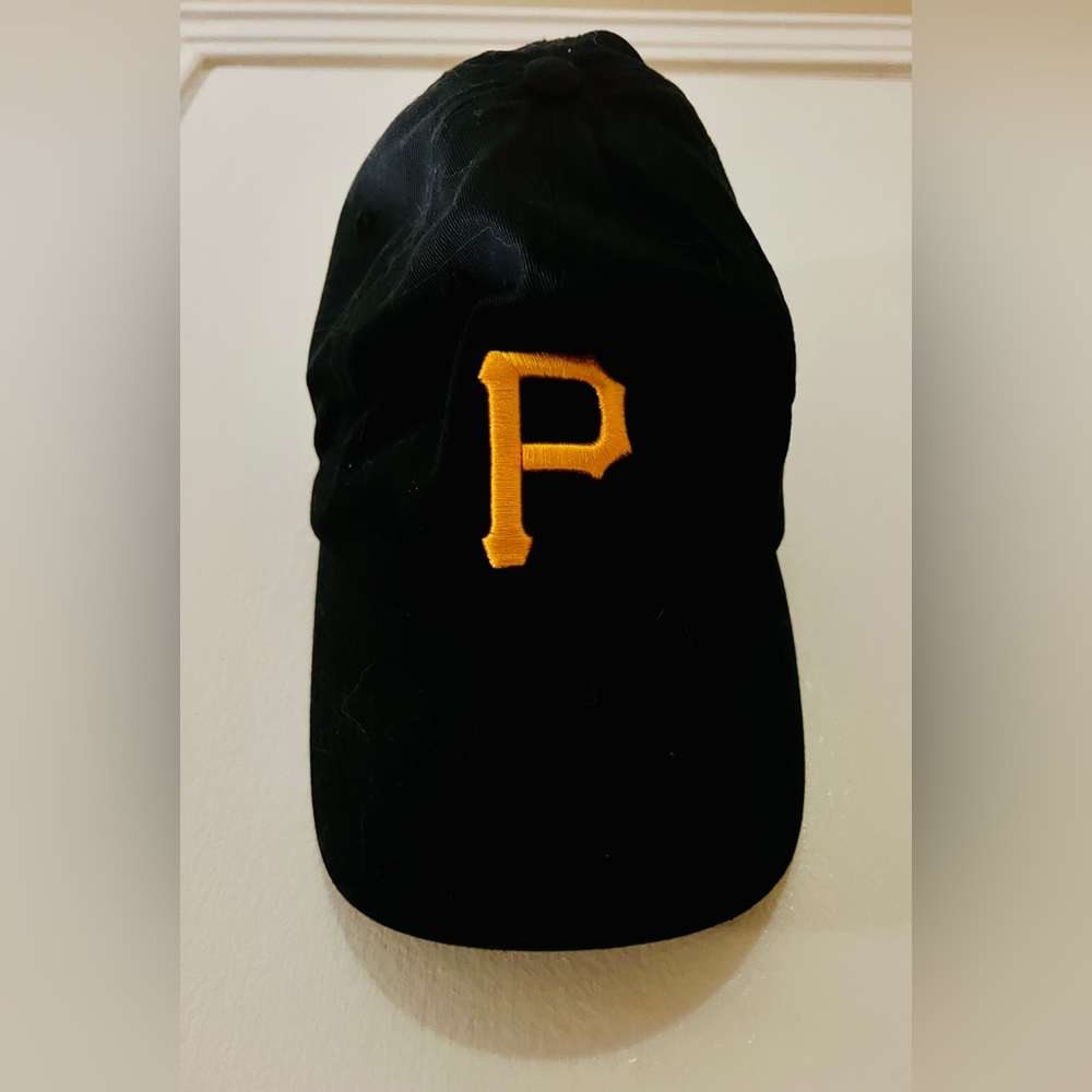MLB Embroidered Adjustable Black Cap with Yellow P Logo Great Condition Pirates
